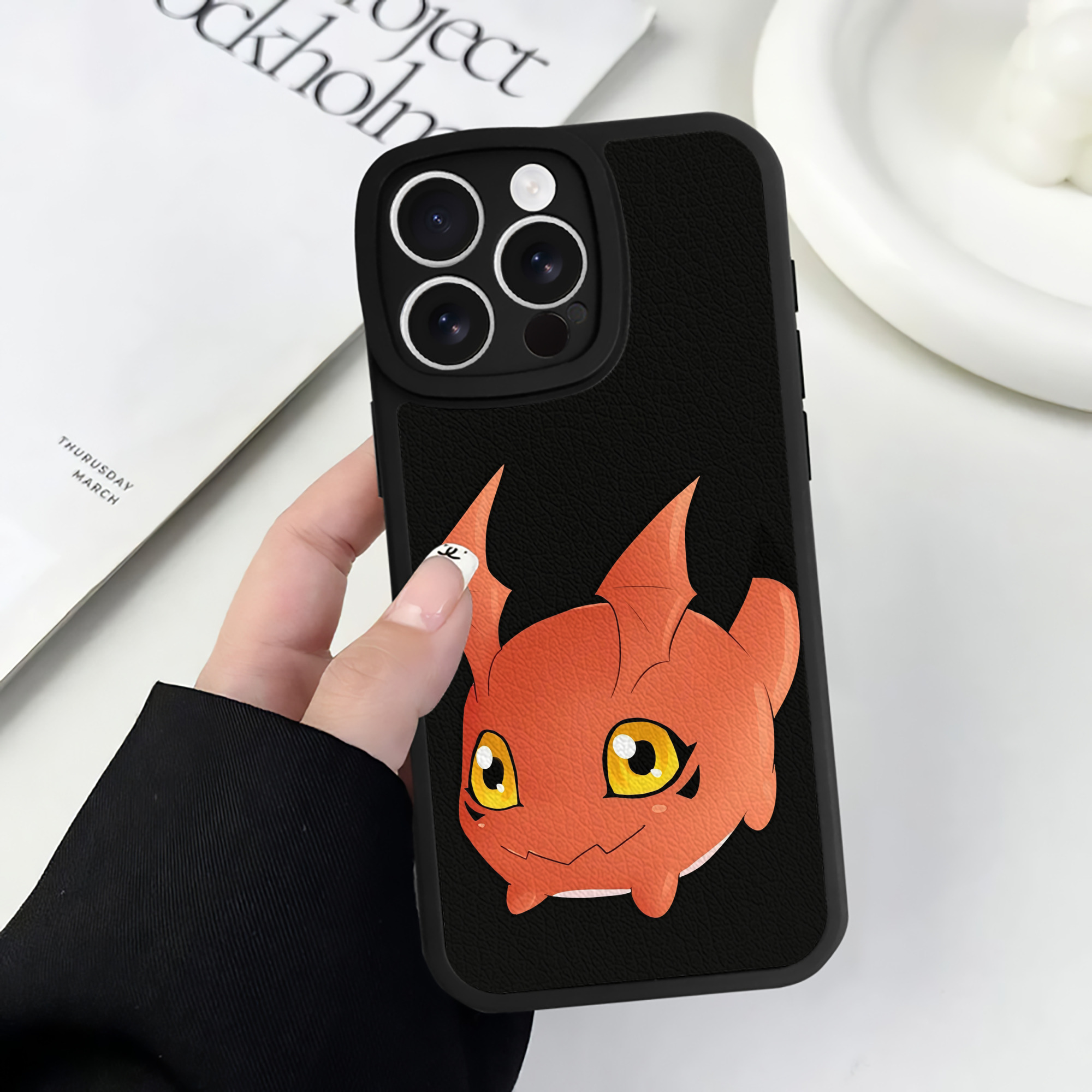 （画像用） Digimon デジタルモンスター/デジモン 【iPhone 16シリーズ対応】シリコンスマホケース（レザー調） 材質：シリコン